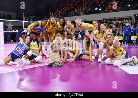 Pala Wanny, Florenz, Italien, 13. April 2022, Die Spieler von Prosecco Doc Imoco Volley Conegliano feiern den Sieg bei Playoff - Il Bisonte Firenzone Stockfoto