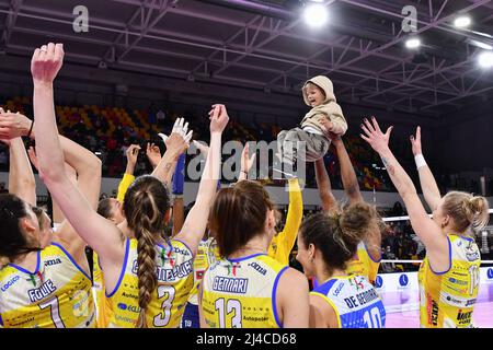 Pala Wanny, Florenz, Italien, 13. April 2022, Die Spieler von Prosecco Doc Imoco Volley Conegliano feiern den Sieg bei Playoff - Il Bisonte Firenzone Stockfoto