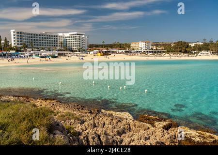 Der Strand Nissi Beach bei Agia Napa, Zypern, Europa | Nissi Beach in Ayia Napa, Zypern, Europa Stockfoto