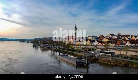 Vilshofen an der Donau in Bayern, Deutschland. Luftaufnahme der Stadt (im Landkreis Passau) und der Donau. Stockfoto