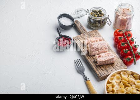 Köstliche Nudelgerichte mit Thunfisch und Kapern, auf weißem Hintergrund mit Platz für Text Stockfoto