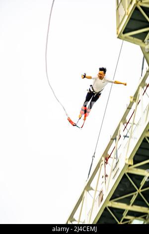 Bungee-Sprung vom 50 Meter hohen Skypark Sentosa Bungy Tower in Singapur. Stockfoto