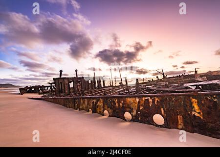 Schiffswrack von Maheno bei Sonnenaufgang am Eastern Beach auf Fraser Island, Queensland, Australien Stockfoto