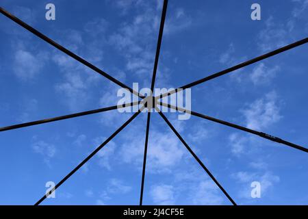 Die Metallstruktur besteht aus Stahl gegen den blauen Himmel. Abstrakt moderne Architektur Hintergrund in Hi-Tech-Stil. Stockfoto