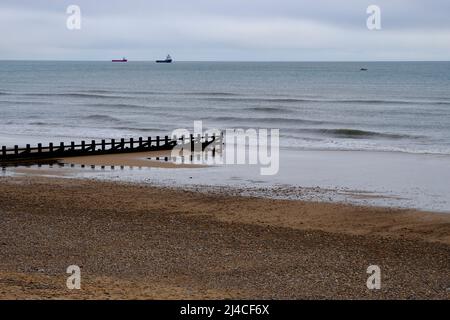 Ein kalter Wintertag auf der Esplanade in Aberdeen Aberdeenshire, Schottland, Blick auf die Leistengegend oder Wellenbrecher am Strand. Stockfoto