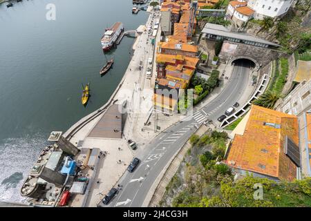 Porto, Portugal. März 2022. Panoramasicht auf den Fluss Douro im Stadtzentrum Stockfoto