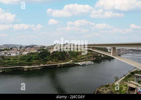 porto, Portugal, März 2022. Blick auf die Infante Dom Henrique Brücke über den Douro Fluss im Stadtzentrum Stockfoto