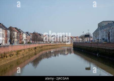 MECHELEN, Malin, Antwerpen, BELGIEN, März 28, 2022, Blick auf den Dijle-Damm mit malerischen Gebäuden in Mechelen, Belgien. Hochwertige Fotos Stockfoto