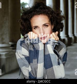 ANDIE MACDOWELL IN VIER HOCHZEITEN UND EINER BEERDIGUNG (1994), REGIE: MIKE NEWELL. Kredit: GRAMERCY BILDER / Album Stockfoto