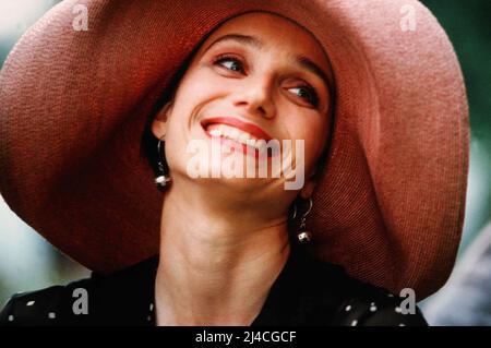 KRISTIN SCOTT THOMAS IN VIER HOCHZEITEN UND EINER BEERDIGUNG (1994), REGIE: MIKE NEWELL. Kredit: GRAMERCY BILDER / Album Stockfoto