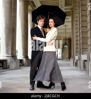 HUGH GRANT und ANDIE MACDOWELL in vier Hochzeiten und ein Todesfall (1994), unter der Regie von Mike Newell. Credit: GRAMERCY BILDER / Album Stockfoto