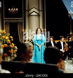 Anneliese Rothenberger stellt vor, ZDF Abendshow, Anneliese Rothenberger präsentiert musikalische Nachwuchsstalente, Deutschland, 1980, im Bild: Sopranistin Barbara Carter. Anneliese Rothenberger stellt vor, TV-Abendshow, Anneliese Rothenberger präsentiert junge musikalische Talente, Deutschland, 1980, auf dem Foto: Barbara Carter, deutsche Sopranistin. Stockfoto