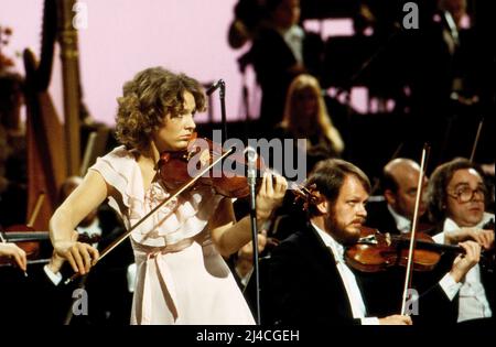 Anneliese Rothenberger stellt vor, ZDF Abendshow, Anneliese Rothenberger präsentiert musikalische Nachwuchsstalente, Deutschland, 1980, im Bild: Geigerin Ingrid Haus. Anneliese Rothenberger stellt vor, TV-Abendshow, Anneliese Rothenberger präsentiert junge musikalische Talente, Deutschland, 1980, auf dem Foto: Ingrid Haus, Geigerin. Stockfoto