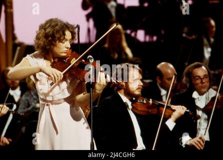 Anneliese Rothenberger stellt vor, ZDF Abendshow, Anneliese Rothenberger präsentiert musikalische Nachwuchsstalente, Deutschland, 1980, im Bild: Geigerin Ingrid Haus. Anneliese Rothenberger stellt vor, TV-Abendshow, Anneliese Rothenberger präsentiert junge musikalische Talente, Deutschland, 1980, auf dem Foto: Ingrid Haus, Geigerin. Stockfoto