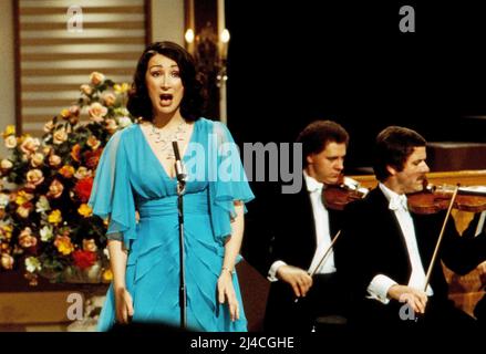Anneliese Rothenberger stellt vor, ZDF Abendshow, Anneliese Rothenberger präsentiert musikalische Nachwuchsstalente, Deutschland, 1980, im Bild: Sopranistin Barbara Carter. Anneliese Rothenberger stellt vor, TV-Abendshow, Anneliese Rothenberger präsentiert junge musikalische Talente, Deutschland, 1980, auf dem Foto: Barbara Carter, deutsche Sopranistin. Stockfoto