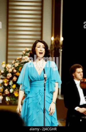 Anneliese Rothenberger stellt vor, ZDF Abendshow, Anneliese Rothenberger präsentiert musikalische Nachwuchsstalente, Deutschland, 1980, im Bild: Sopranistin Barbara Carter. Anneliese Rothenberger stellt vor, TV-Abendshow, Anneliese Rothenberger präsentiert junge musikalische Talente, Deutschland, 1980, auf dem Foto: Barbara Carter, deutsche Sopranistin. Stockfoto