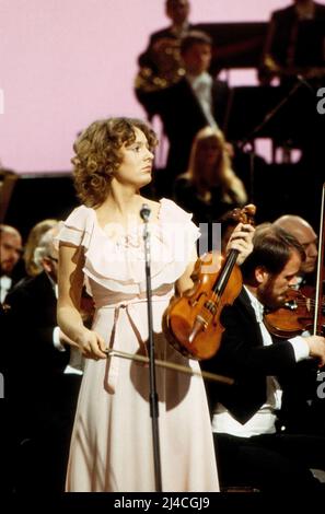 Anneliese Rothenberger stellt vor, ZDF Abendshow, Anneliese Rothenberger präsentiert musikalische Nachwuchsstalente, Deutschland, 1980, im Bild: Geigerin Ingrid Haus. Anneliese Rothenberger stellt vor, TV-Abendshow, Anneliese Rothenberger präsentiert junge musikalische Talente, Deutschland, 1980, auf dem Foto: Ingrid Haus, Geigerin. Stockfoto