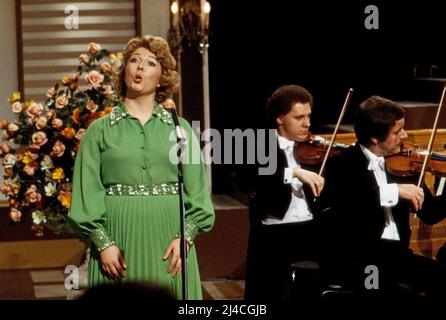 Anneliese Rothenberger stellt vor, ZDF Abendshow, Anneliese Rothenberger präsentiert musikalische Nachwuchsstalente, Deutschland, 1980, im Bild: Opernsängerin Maja Hake. Anneliese Rothenberger stellt vor, TV-Abendshow, Anneliese Rothenberger präsentiert junge musikalische Talente, Deutschland, 1980, auf dem Foto: Opernsängerin Maja Hake Stockfoto