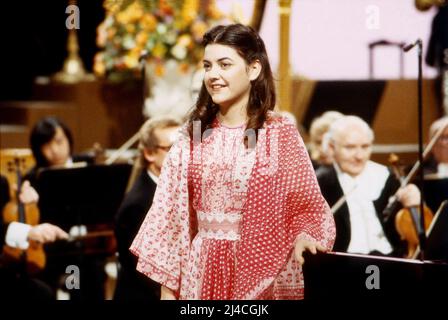 Anneliese Rothenberger stellt vor, ZDF Abendshow, Anneliese Rothenberger präsentiert musikalische Nachwuchsstalente, Deutschland, 1980, im Bild: Pianistin Heidrun Holtmann. Anneliese Rothenberger stellt vor, TV-Abendshow, Anneliese Rothenberger präsentiert junge musikalische Talente, Deutschland, 1980, auf dem Foto: Heidrun Holtmann, Pianistin. Stockfoto