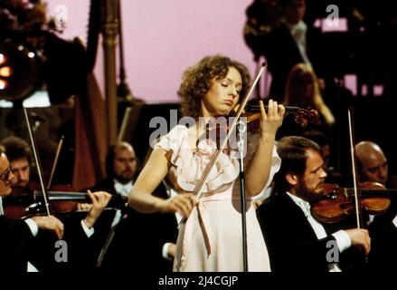 Anneliese Rothenberger stellt vor, ZDF Abendshow, Anneliese Rothenberger präsentiert musikalische Nachwuchsstalente, Deutschland, 1980, im Bild: Geigerin Ingrid Haus. Anneliese Rothenberger stellt vor, TV-Abendshow, Anneliese Rothenberger präsentiert junge musikalische Talente, Deutschland, 1980, auf dem Foto: Ingrid Haus, Geigerin. Stockfoto