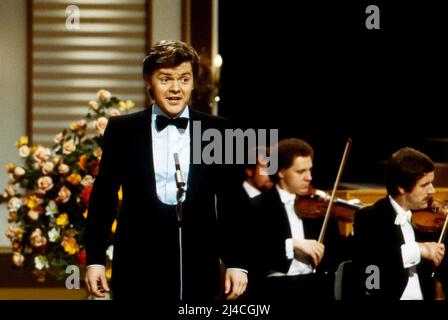 Anneliese Rothenberger stellt vor, ZDF Abendshow, Anneliese Rothenberger präsentiert musikalische Nachwuchsstalente, Deutschland, 1980, im Bild: Opernsänger Anton Scharinger. Anneliese Rothenberger stellt vor, TV-Abendshow, Anneliese Rothenberger präsentiert junge musikalische Talente, Deutschland, 1980, auf dem Foto: Opernsänger Anton Scharinger Stockfoto