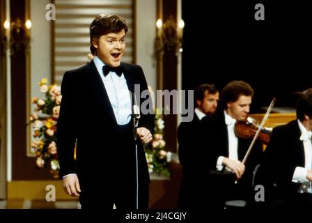 Anneliese Rothenberger stellt vor, ZDF Abendshow, Anneliese Rothenberger präsentiert musikalische Nachwuchsstalente, Deutschland, 1980, im Bild: Opernsänger Anton Scharinger. Anneliese Rothenberger stellt vor, TV-Abendshow, Anneliese Rothenberger präsentiert junge musikalische Talente, Deutschland, 1980, auf dem Foto: Opernsänger Anton Scharinger Stockfoto