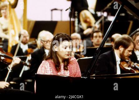 Anneliese Rothenberger stellt vor, ZDF Abendshow, Anneliese Rothenberger präsentiert musikalische Nachwuchsstalente, Deutschland, 1980, im Bild: Pianistin Heidrun Holtmann. Anneliese Rothenberger stellt vor, TV-Abendshow, Anneliese Rothenberger präsentiert junge musikalische Talente, Deutschland, 1980, auf dem Foto: Heidrun Holtmann, Pianistin. Stockfoto