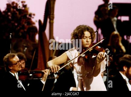 Anneliese Rothenberger stellt vor, ZDF Abendshow, Anneliese Rothenberger präsentiert musikalische Nachwuchsstalente, Deutschland, 1980, im Bild: Geigerin Ingrid Haus. Anneliese Rothenberger stellt vor, TV-Abendshow, Anneliese Rothenberger präsentiert junge musikalische Talente, Deutschland, 1980, auf dem Foto: Ingrid Haus, Geigerin. Stockfoto