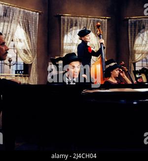 Das Orchester, TV-Aufzeichnung eines Konzertstücks von Jean Anouilh, Deutschland, 1979, Regie: Dietrich Haugk, Szene: Ernst Stankovski, Ernie Mangold, Sylvia Lukan. Das Orchester, Fernsehaufnahme eines Theaterstücks von Jean Anouilh, Deutschland, 1979, Regie Dietrich Haugk, Szene: Ernst Stankovski, Ernie Mangold, Sylvia Lukan. Stockfoto