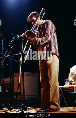 Albert Mangelsdorff, deutscher Jazzmusiker, Posaunist, rühmt für seine Multiphonics im Posaunenspiel, hier bei einem Konzert, Deutschland, 1984. Albert Mangelsdorff, deutscher Jazzmusiker, Posaunist, berühmt für seine Multiphonik im Posaunenspiel, hier bei einem Konzert, Deutschland, 1984. Stockfoto