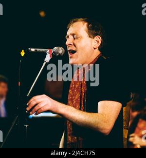 Jazz Fest Berlin, Philharmonie, Deutschland, 1980, Phil Minton, englischer Jazztrompeter und Sänger im Bereich Avantgarde Jazz Improvisation, Auftritt mit Mike Westbrook Brass Band plus friends. Jazz Fest Berlin, Philharmonie, Deutschland, 1980, Phil Minton, Englischer Jazz-Trompeter und Sänger in avantgardistischer Jazz-Improvisation, mit Mike Westbrook Brass Band und Freunden. Stockfoto