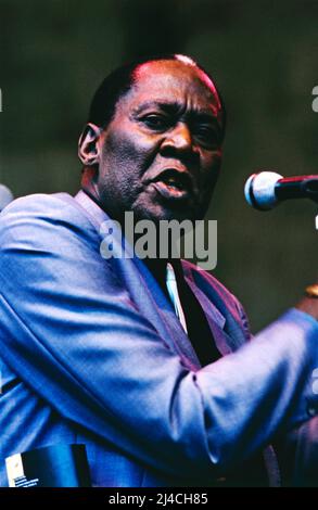 Memphis Slim, amerikanischer Blues-Sänger und Blues-Pianist, hier bei einem Auftritt in Deutschland, 1987. Memphis Slim, amerikanischer Bluessänger und Bluespianist, hier 1987 in Deutschland zu sehen. Stockfoto