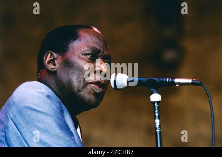 Memphis Slim, amerikanischer Blues-Sänger und Blues-Pianist, hier bei einem Auftritt in Deutschland, 1987. Memphis Slim, amerikanischer Bluessänger und Bluespianist, hier 1987 in Deutschland zu sehen. Stockfoto