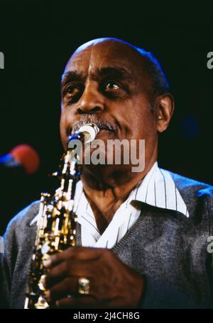 Jazz Fest Berlin, Philharmonie, Deutschland, 1989, Benny Carter, Amerikanischer Jazzsaxophonist, gemeinsamer Auftritt mit der WDR Big Band. Jazz Fest Berlin, Philharmonie, Deutschland, 1989, Benny Carter, Amerikanischer Jazz-Saxophonist, gemeinsamer Auftritt mit der WDR Bigband. Stockfoto