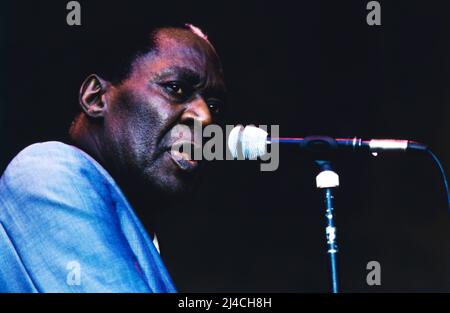 Memphis Slim, amerikanischer Blues-Sänger und Blues-Pianist, hier bei einem Auftritt in Deutschland, 1987. Memphis Slim, amerikanischer Bluessänger und Bluespianist, hier 1987 in Deutschland zu sehen. Stockfoto