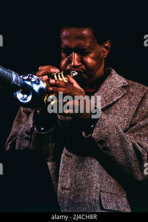 Jazz Fest Berlin, Philharmonie, Deutschland, 1986, Don Cherry, Amerikanischer Free-Jazz-Musiker, spielt auf der Taschentrompete. Jazz Fest Berlin, Philharmonie, Deutschland, 1986, Don Cherry, Amerikanischer Free-Jazz-Musiker, spielt er eine Taschentrompete. Stockfoto