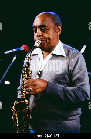 Jazz Fest Berlin, Philharmonie, Deutschland, 1989, Benny Carter, Amerikanischer Jazzsaxophonist, gemeinsamer Auftritt mit der WDR Big Band. Jazz Fest Berlin, Philharmonie, Deutschland, 1989, Benny Carter, Amerikanischer Jazz-Saxophonist, gemeinsamer Auftritt mit der WDR Bigband. Stockfoto