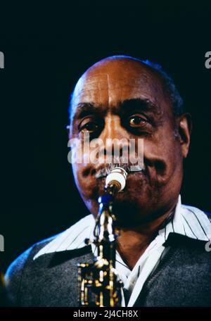 Jazz Fest Berlin, Philharmonie, Deutschland, 1989, Benny Carter, Amerikanischer Jazzsaxophonist, gemeinsamer Auftritt mit der WDR Big Band. Jazz Fest Berlin, Philharmonie, Deutschland, 1989, Benny Carter, Amerikanischer Jazz-Saxophonist, gemeinsamer Auftritt mit der WDR Bigband. Stockfoto