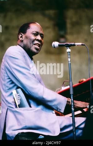 Memphis Slim, amerikanischer Blues-Sänger und Blues-Pianist, hier bei einem Auftritt in Deutschland, 1987. Memphis Slim, amerikanischer Bluessänger und Bluespianist, hier 1987 in Deutschland zu sehen. Stockfoto