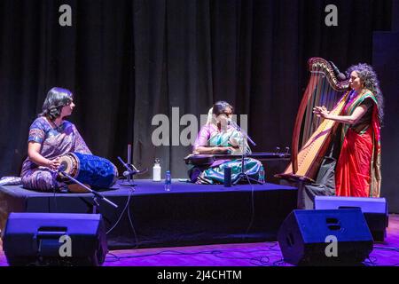 13. April 2022, Delhi, Indien: Neu-Delhi, Indien, 13. 2022. April: Frau Aswini S. spielt Mridangamat mit Karnataka-Sängerin Brindha Manickavasakan und Lina Bellard spielen Harfe bei der Veranstaltung des indo-französischen Festivals Bonjour India, ein Programm geschah über das Zupfen von Ragams Ã¢â‚¬â € œ französische Harfenmelodien auf indischem Gesang und Mridangam im SAMVET Auditorium, Indira Gandhi National Center for Arts in Janpath, New Delhi (Foto: © Prabhas Roy/Pacific Press via ZUMA Press Wire) Stockfoto