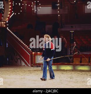 Stars in der Manege, AZ Gala, ZDF-Aufzeichnung aus dem Circus Krone in München, Deutschland, 1978, im Bild: Pierre Richard, französischer Filmstar, probt für seinen Auftritt als Zirkusartist. Stars in der Manege, Gala, TV-Aufnahme vom Circus Krone in München, Deutschland, 1978, im Bild: Pierre Richard, französischer Filmstar probt für seine Performance als Zirkuskünstler. Stockfoto