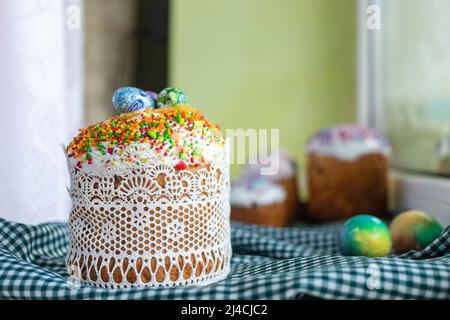 Traditionelle Osterkuchen mit Glasur und bemalten ostereiern.Rustikaler Stil. Osterarrangement. Stockfoto