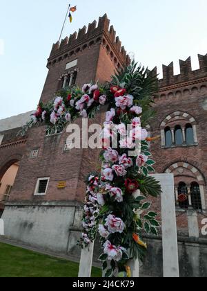 Cologna Veneta, Verona, Italien, Italien. 13. April 2022. Cologna Veneta, bekannt in Italien und im Ausland für die raffinierte Mandel, ist in Farben gekleidet am 1. 2022. Mai und Parfums für die Ausgabe 31. von ''Cologna in Fiore'', das Festival mit der Ausstellung und dem Verkauf von Pflanzen, Gartenblumen und Produkte des Gartenbaus.das Zentrum wird in einen riesigen Blumengarten verwandelt, in dem Gärtner mit grünen Fingern zwischen den tausenden von Blumen- und Pflanzenarten der zahlreichen Gärtner umherwandern können. (Bild: © Mariano Montella/Pacific Press via ZUMA Press Wire) Stockfoto