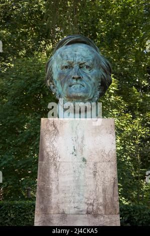 Richard Wagner Büste auf dem Festspielhügel, geschmückt mit schönem Sonnenschein während der Wagner-Festspiele, der Bayreuther Festspiele, Bayern Stockfoto