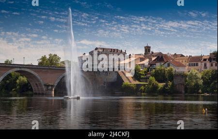 Bergerac am Fluss Dordogne mit Springbrunnen. Frankreich Stockfoto