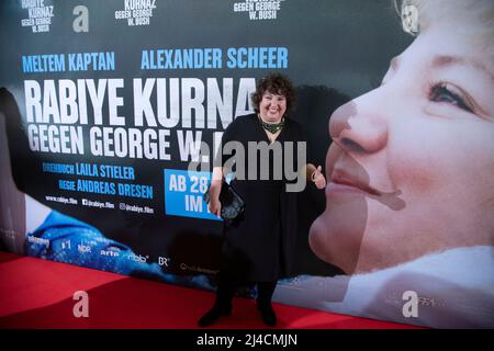 Meal, Deutschland. 12. April 2022. Schauspielerin Meltem KAPTAN, Filmpremiere RABIYE KURNAZ GEGEN GEORGE W. BUSH in der Lichtburg in Essen, 12. April 2022. Kredit: dpa/Alamy Live Nachrichten Stockfoto