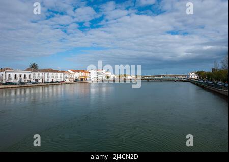 Historisches Stadtbild am Fluss Gilao, Tavira, Algarve, Portugal, Europa Stockfoto
