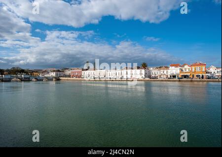 Historisches Stadtbild am Fluss Gilao, Tavira, Algarve, Portugal, Europa Stockfoto