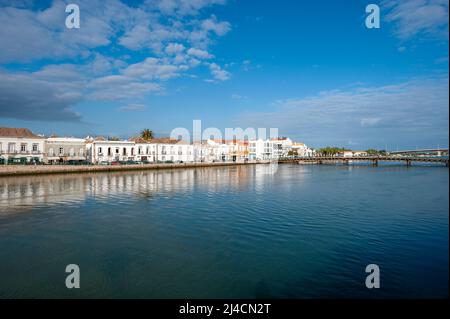 Historisches Stadtbild am Fluss Gilao, Tavira, Algarve, Portugal, Europa Stockfoto