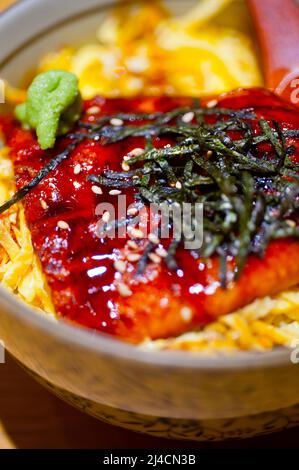 Traditionelle japanische Ramen-Nudeln mit Unagi-Aal auf der Oberseite Stockfoto